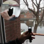 Controle aanwezigheid coating in spouwglas. De reflectie van de binnenzijde geeft een andere kleur reflectie