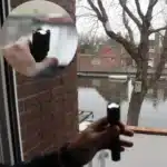 Controle-aanwezigheid-coating-in-spouwglas.-De-reflectie-van-de-binnenzijde-geeft-een-andere-kleur-reflectie.webp
