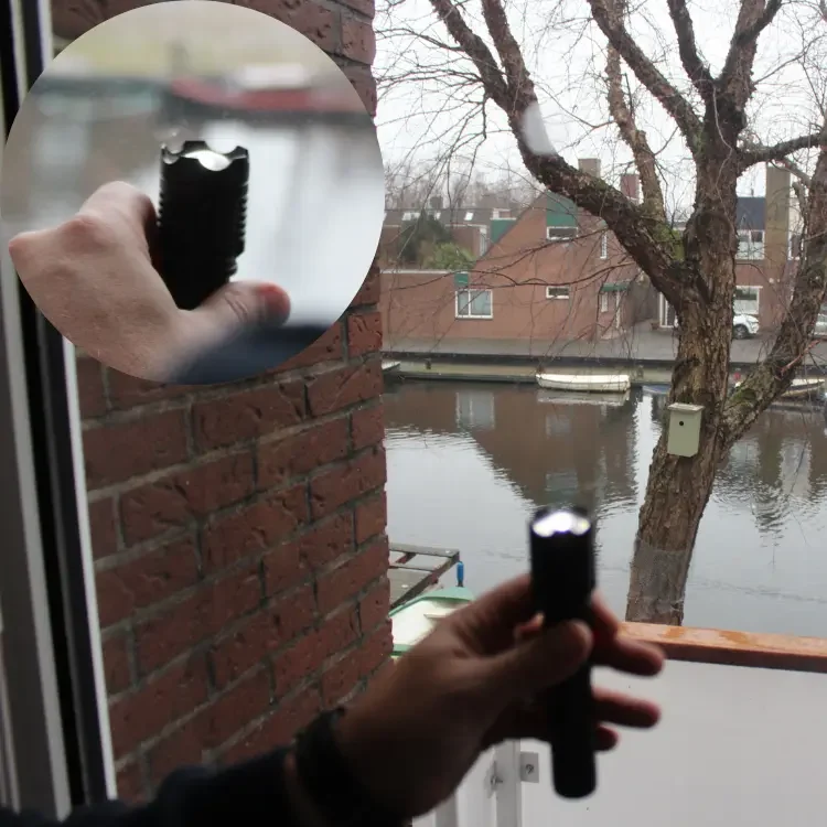 Controle aanwezigheid coating in spouwglas. De reflectie van de binnenzijde geeft een andere kleur reflectie